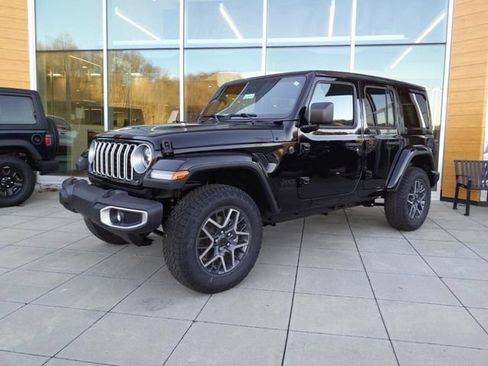 Used 2025 Jeep Wrangler Unlimited Sahara AWD/4WD image 2