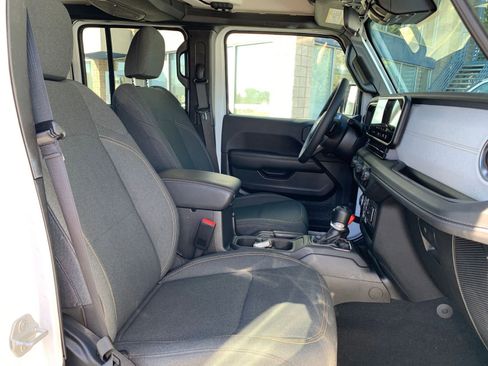Used 2025 Jeep Wrangler Sahara image 35