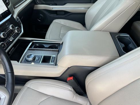 Used 2022 Ford Expedition Limited image 22