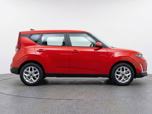 Used 2025 Kia Soul LX w/ LX Technology Package image 11