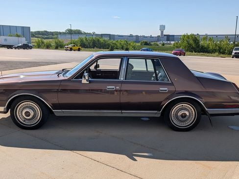Used 1987 Lincoln Continental Signature RWD image 5