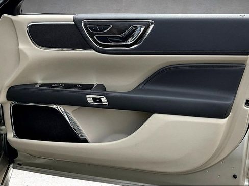 Used 2017 Lincoln Continental Select FWD image 27