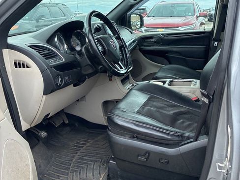 Used 2019 Dodge Grand Caravan SXT image 8