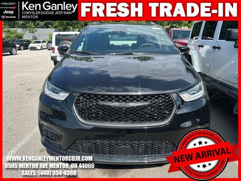 Used 2024 Chrysler Pacifica Limited w/ S Appearance Package AWD/4WD image 2