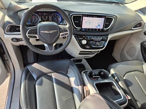 Used 2023 Chrysler Pacifica Touring-L FWD image 12
