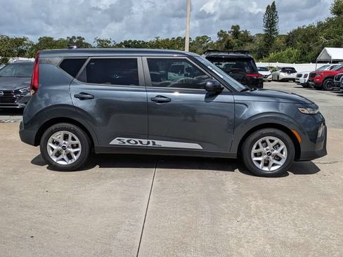 Used 2022 Kia Soul LX w/ Technology Package FWD image 4