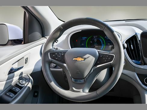 Used 2017 Chevrolet Volt LT w/ Comfort Package FWD image 16