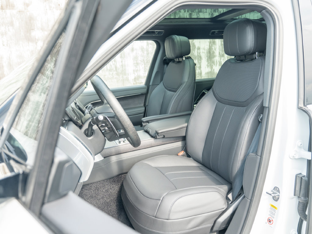 New 2026 Land Rover Range Rover Long Wheelbase SE AWD/4WD image 18
