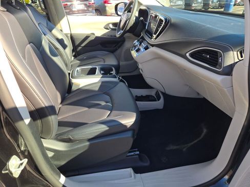 Used 2024 Chrysler Pacifica Touring-L image 6