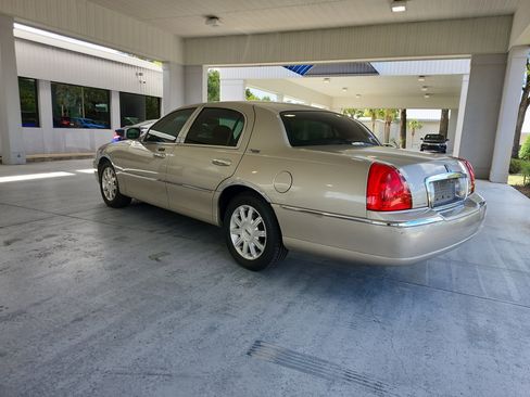 Used 2009 Lincoln Town Car Signature Limited RWD image 3
