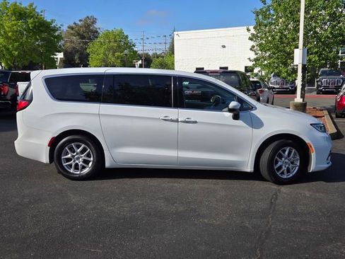 Used 2023 Chrysler Pacifica Touring-L image 3