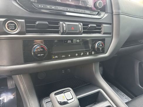 Used 2024 Nissan Pathfinder S image 22