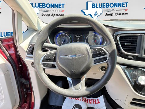 Used 2018 Chrysler Pacifica Touring Plus FWD image 13