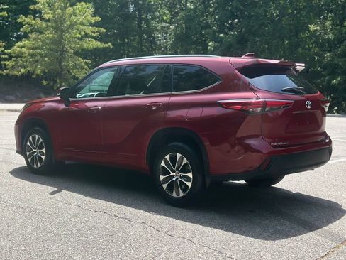 Used 2021 Toyota Highlander XLE AWD/4WD image 5