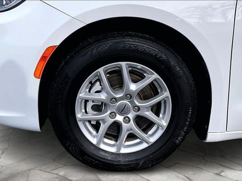 Used 2023 Chrysler Pacifica Touring-L FWD image 8