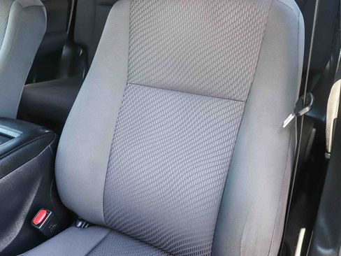 Used 2017 Toyota Highlander LE w/ Carpet Mat Package FWD image 31
