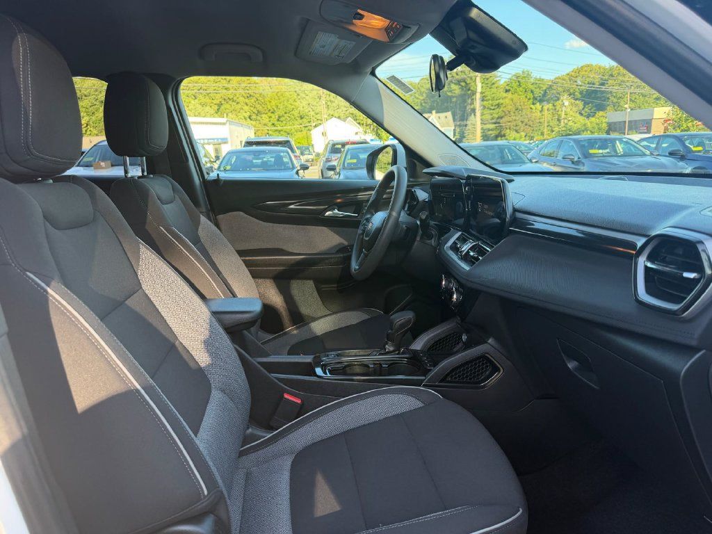 Used 2025 Chevrolet TrailBlazer LT AWD/4WD image 16
