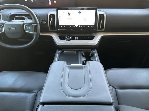 Used 2025 Ford Expedition Active image 13