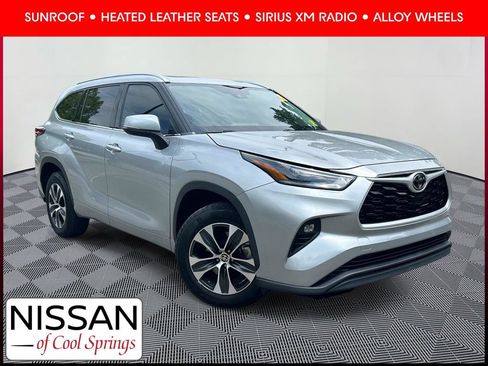 Used 2021 Toyota Highlander XLE FWD image 1