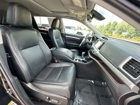 Used 2019 Toyota Highlander XLE AWD/4WD image 22