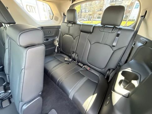 Used 2025 Honda Pilot Touring image 9