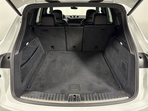 Certified 2022 Porsche Cayenne w/ Premium Package Plus image 18