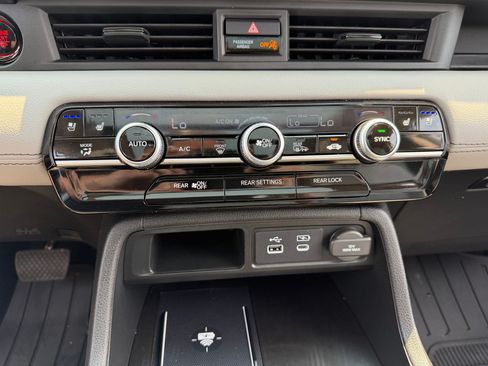 Used 2025 Honda Pilot Elite image 17
