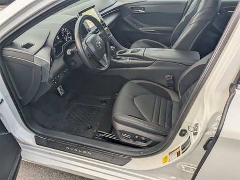 Used 2022 Toyota Avalon Touring image 9