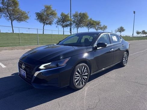 Used 2024 Nissan Altima 2.5 SV image 1
