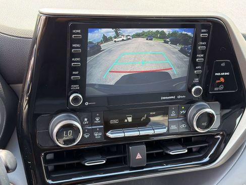 Used 2022 Toyota Highlander LE FWD image 20