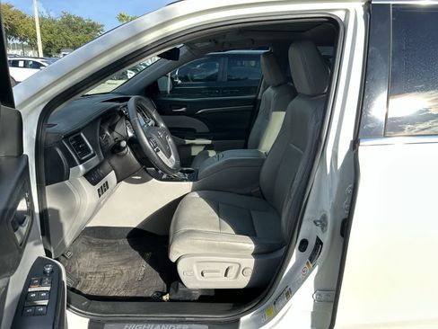 Used 2017 Toyota Highlander Limited FWD image 2