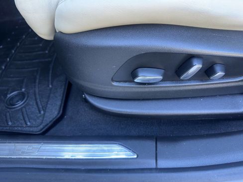 Used 2017 Cadillac XT5 Base 4dr SUV image 5