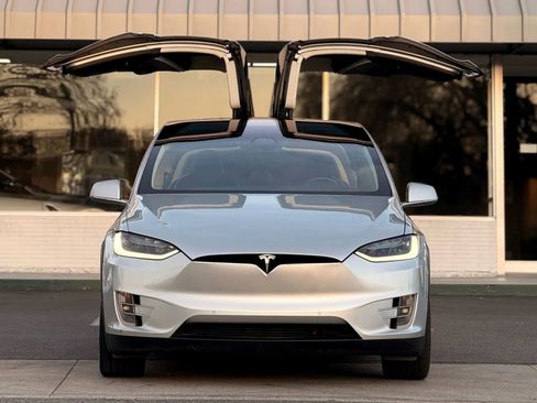 Used 2018 Tesla Model X 75D image 3