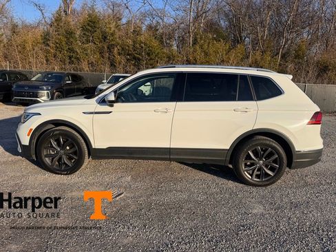 Used 2022 Volkswagen Tiguan SE w/ Panoramic Sunroof Package image 2