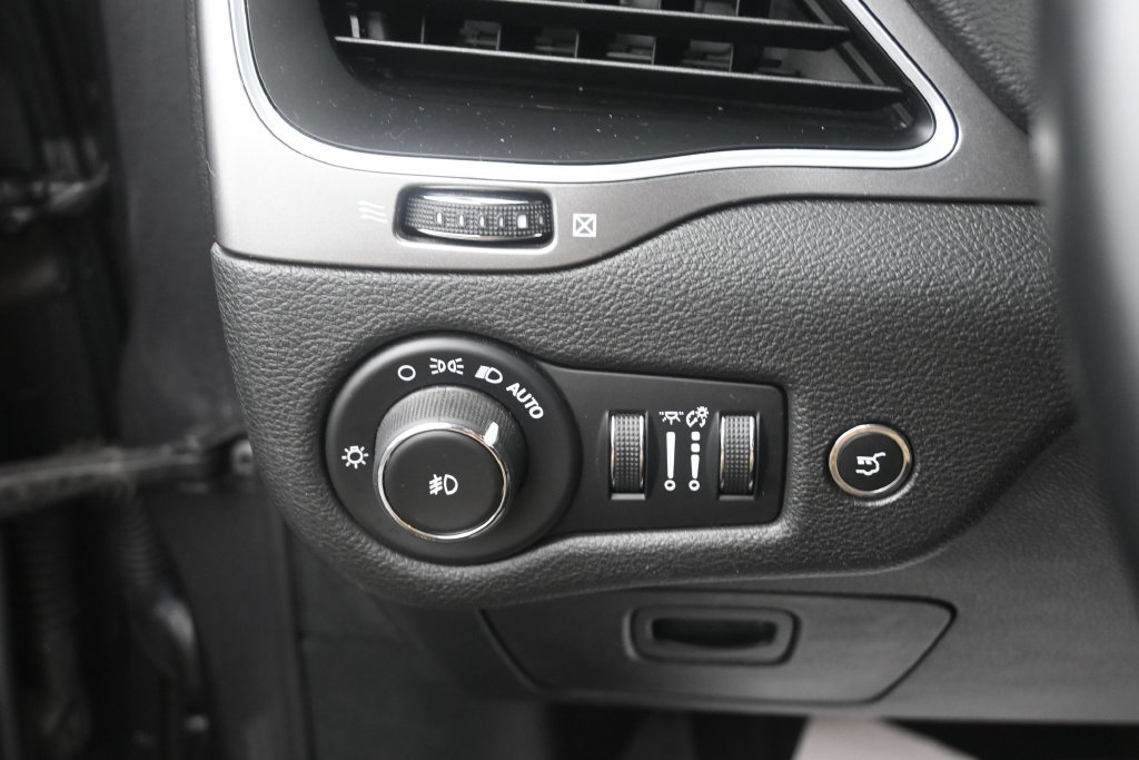 Used 2019 Jeep Cherokee Latitude Plus w/ Comfort/Convenience Group AWD/4WD image 33