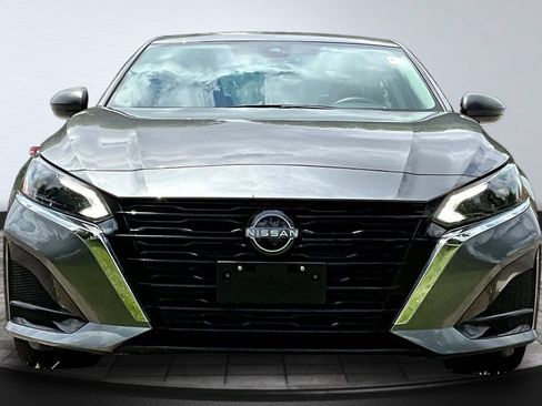Used 2025 Nissan Altima 2.5 SV FWD image 2