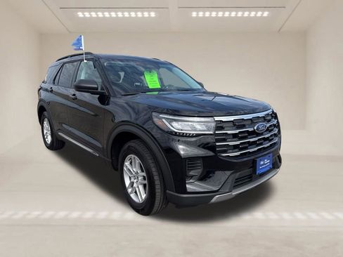 Used 2025 Ford Explorer Active AWD/4WD image 1