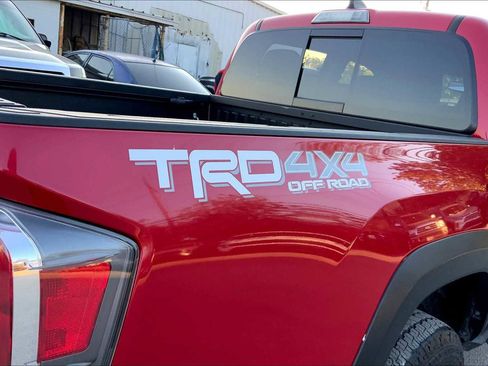 Used 2022 Toyota Tacoma TRD Off-Road image 9
