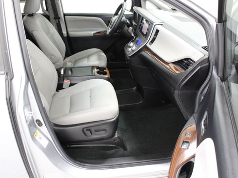Used 2017 Toyota Sienna Limited FWD image 40