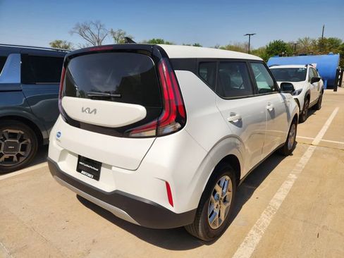Certified 2025 Kia Soul LX image 4