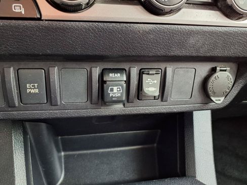 Used 2019 Toyota Tacoma SR5 RWD image 8