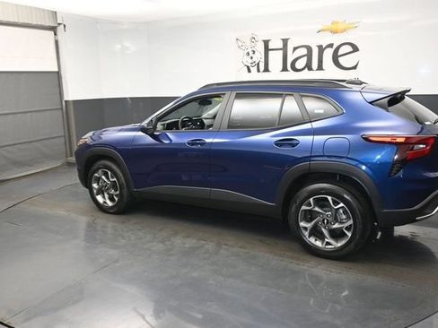 Used 2024 Chevrolet Trax LT w/ Sunroof Package FWD image 29