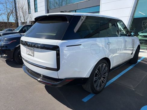 Used 2024 Land Rover Range Rover SE image 3