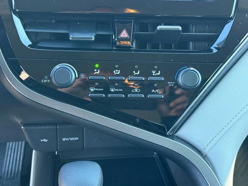 Used 2021 Toyota Camry LE image 25