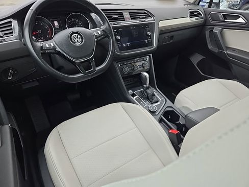 Used 2018 Volkswagen Tiguan SE w/ Panoramic Sunroof Package image 14