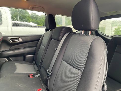 Used 2019 Nissan Pathfinder S AWD/4WD image 12