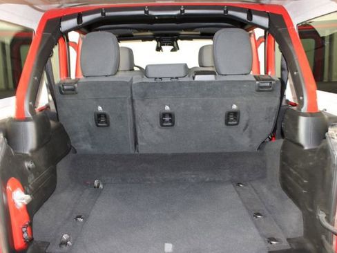 Used 2025 Jeep Wrangler Unlimited Sahara AWD/4WD image 17