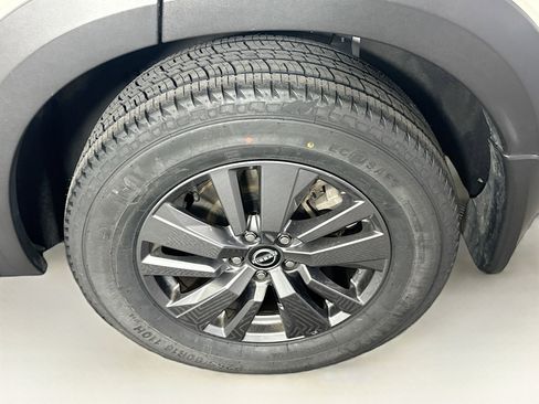 Used 2024 Nissan Pathfinder SV image 11