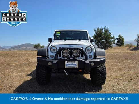 Used 2017 Jeep Wrangler Unlimited Rubicon w/ Connectivity Group AWD/4WD image 3