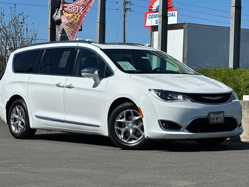 Used 2018 Chrysler Pacifica Limited image 2
